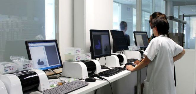 Yksilöllisten korvatulppien valmistus: Muotin 3D skannaus Cotral Lab teknikko skannaamassa muotteja